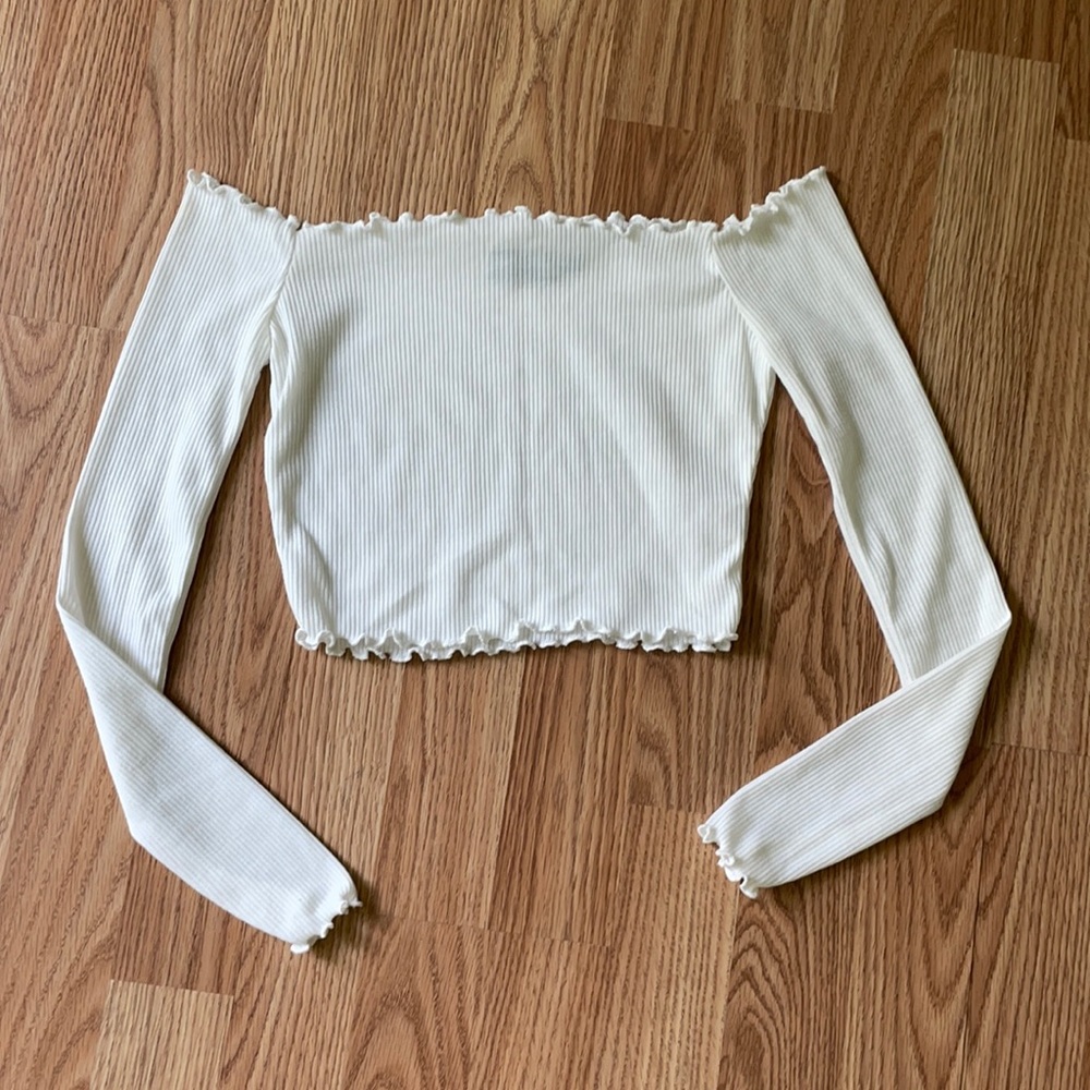 Off the shoulder long sleeve crop top